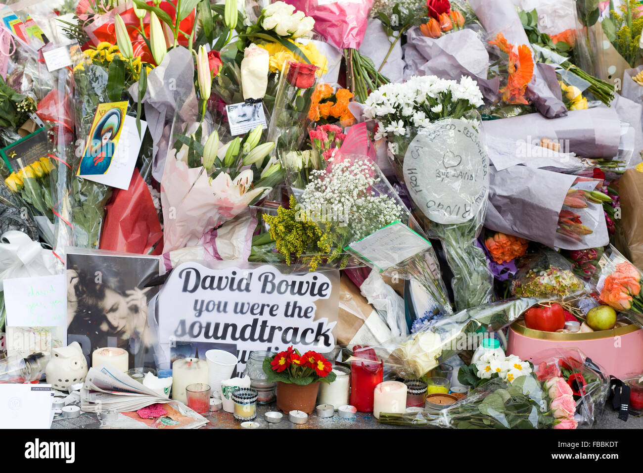 Omaggi e messaggi da ventilatori, murale del compianto David Bowie in Brixton Foto Stock