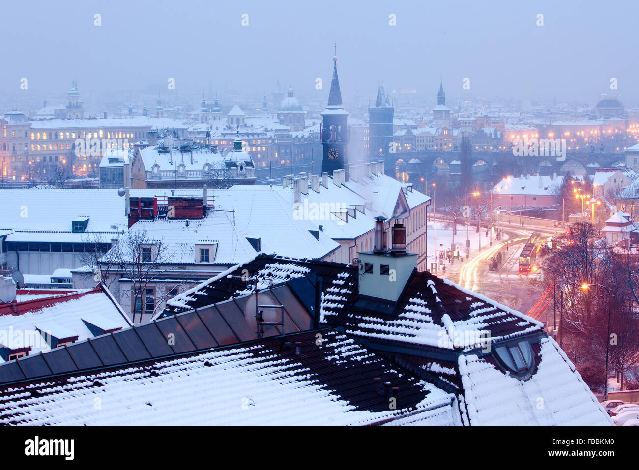 Repubblica Ceca, Praga - Tetto, guglie e traffico invernale a Klarov Foto Stock