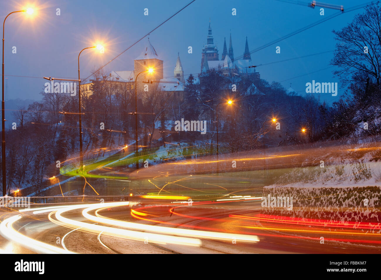 Repubblica Ceca, Praga - Castello di Hradcany e traffico invernale al tramonto Foto Stock