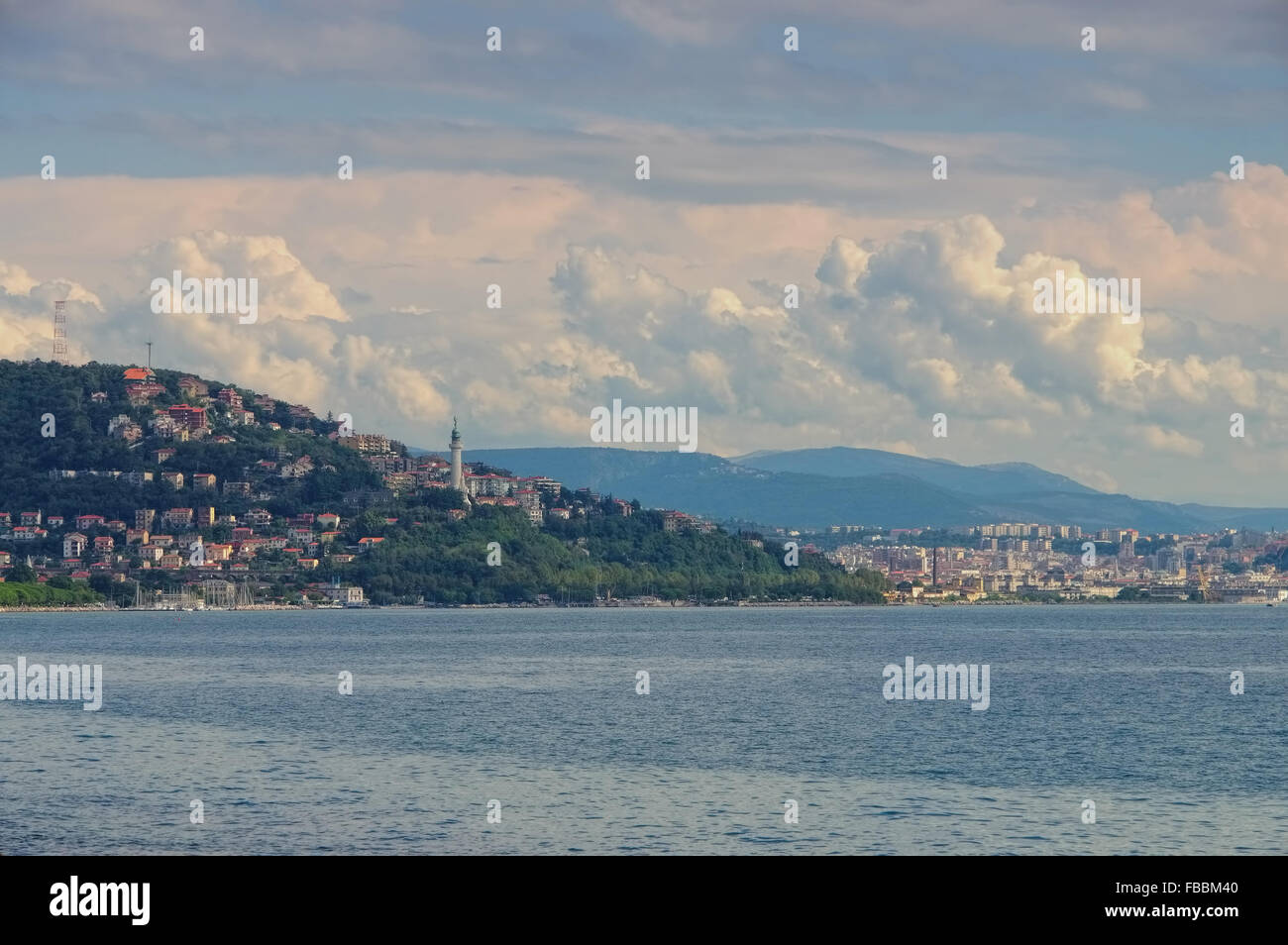 Triest Leuchtturm - Trieste faro e lo skyline 01 Foto Stock