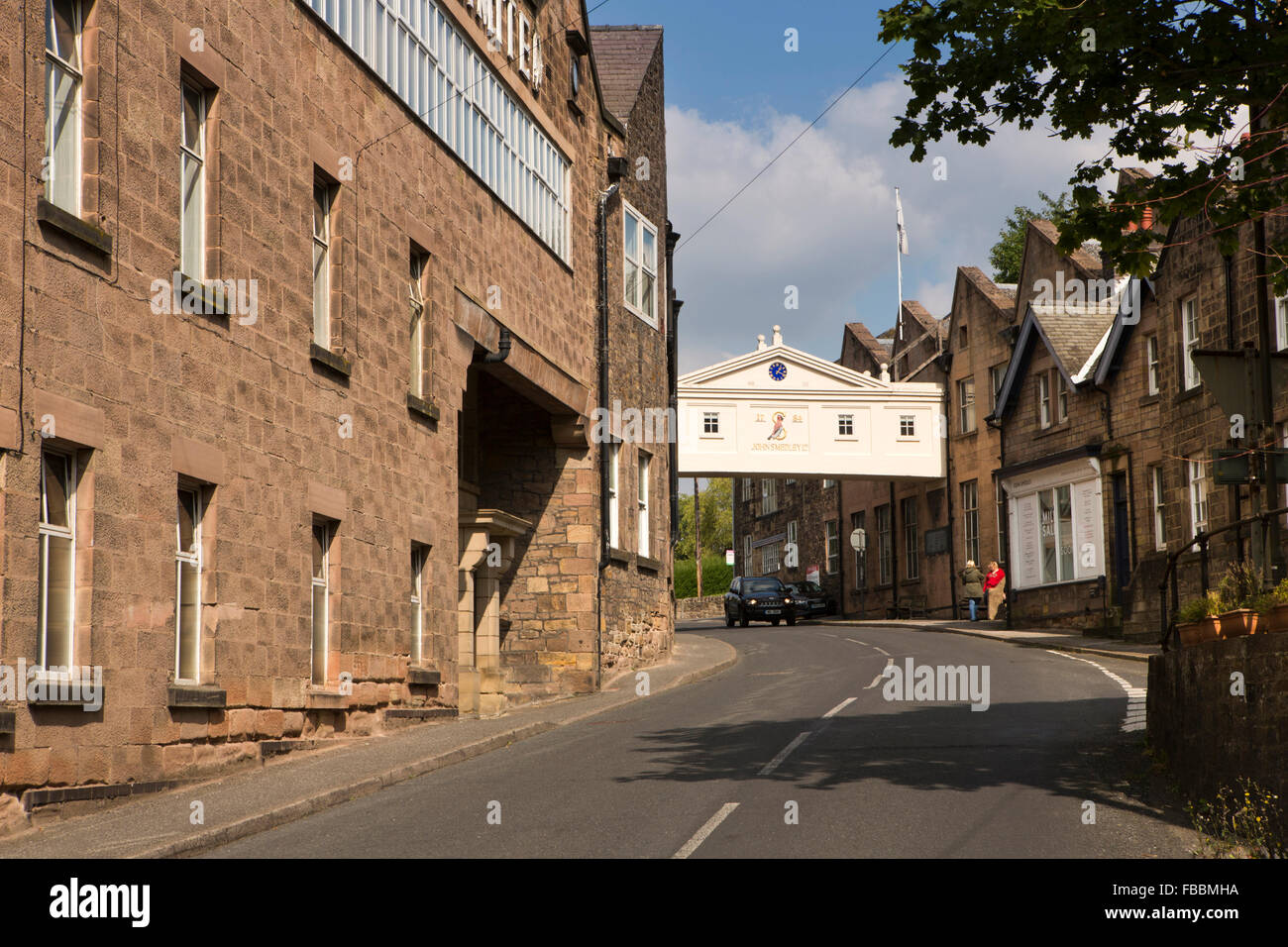 Regno Unito, Inghilterra, Derbyshire, Lea Bridge, Lea mulini, casa di John Smedley 200 anno vecchia fabbrica di maglieria, est 1784, ponte su strada Foto Stock