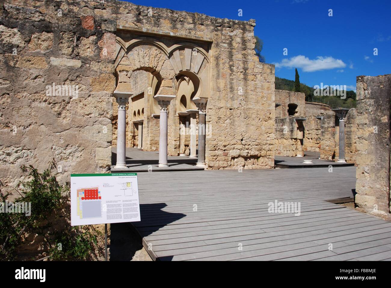 Vista della Basilica Superiore edificio con i suoi archi colonnato, Medina Azahara (Madinat al-Zahra), vicino a Cordoba, Spagna. Foto Stock