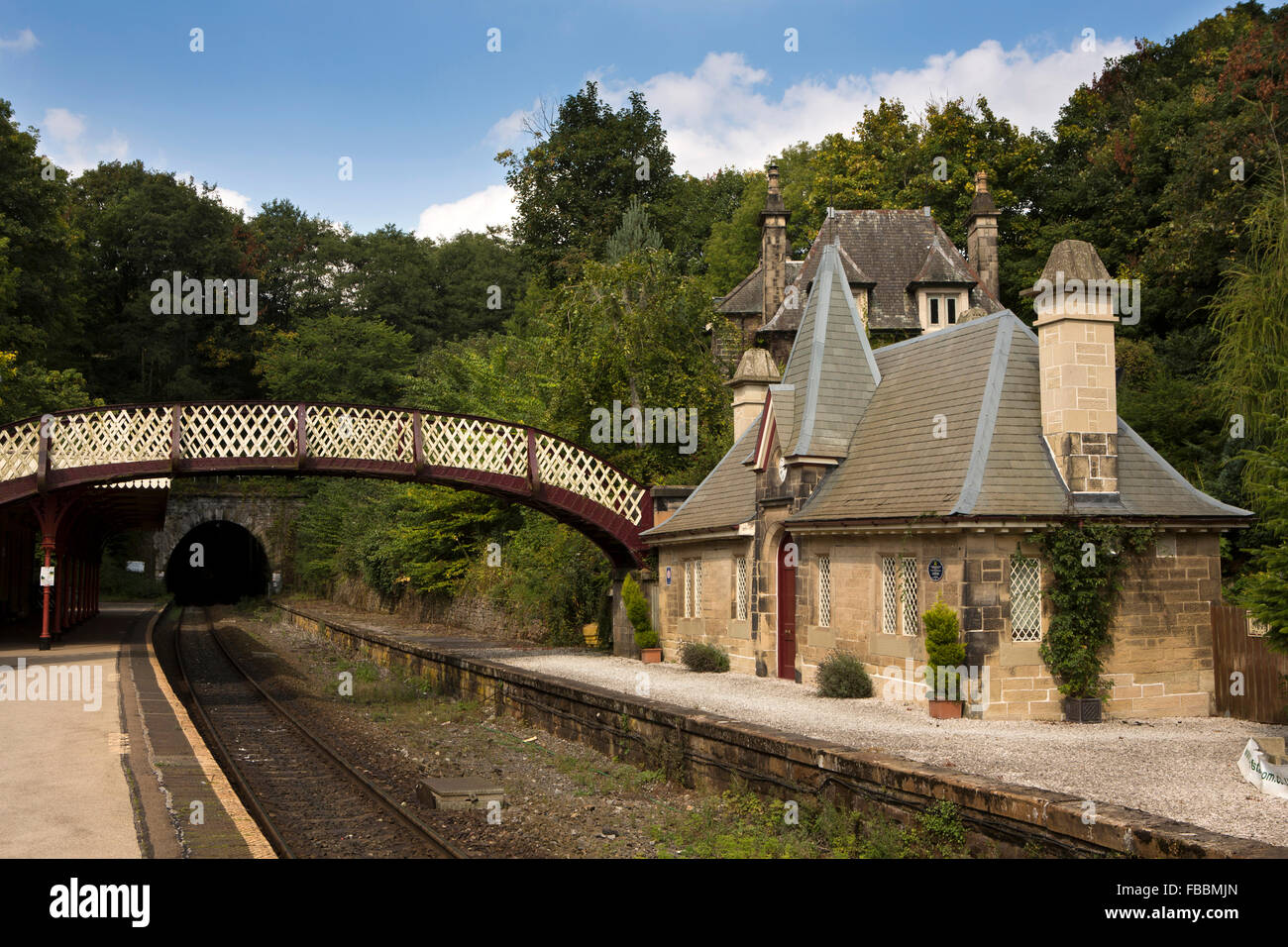 Regno Unito, Inghilterra, Derbyshire, Cromford stazione ferroviaria, decorati in stile chateau attesa sala progettata da G H Stokes Foto Stock