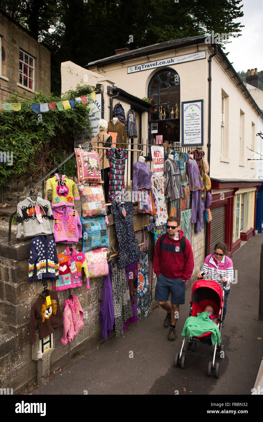 Regno Unito, Inghilterra, Derbyshire, Matlock Bath, South Parade, equatoriali indiano e nepalese il commercio equo Artigianato e negozio di abbigliamento Foto Stock