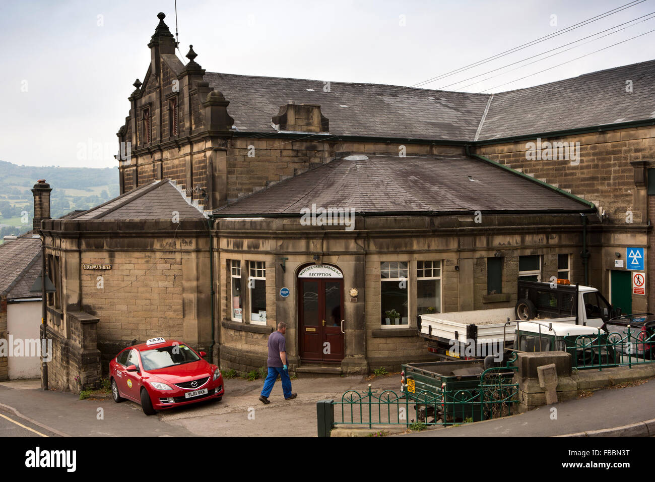 Regno Unito, Inghilterra, Derbyshire, Matlock, Rutland Street, Matlock Garage verde in Tram ex edificio di deposito Foto Stock