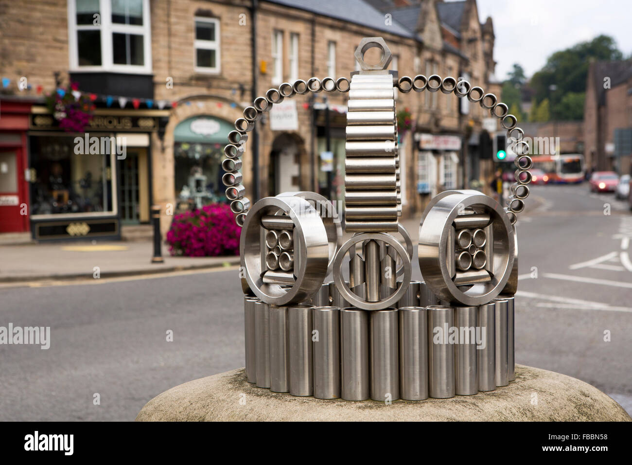 Regno Unito, Inghilterra, Derbyshire, Matlock, Crown Square, acciaio inossidabile giubileo d'argento della regina scultura di corona Foto Stock