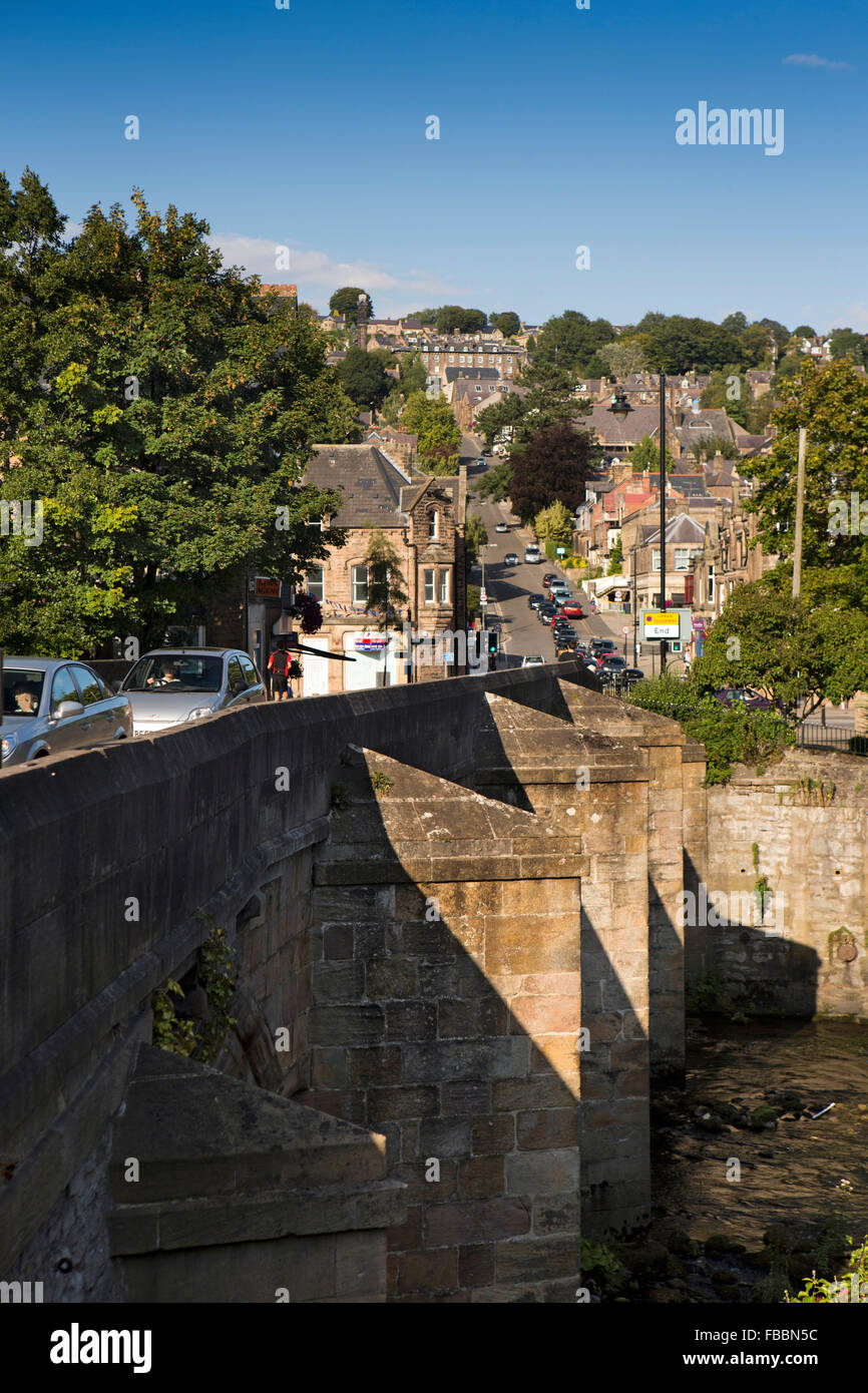 Regno Unito, Inghilterra, Derbyshire, Matlock, il vecchio ponte di pietra sul fiume Derwent Foto Stock