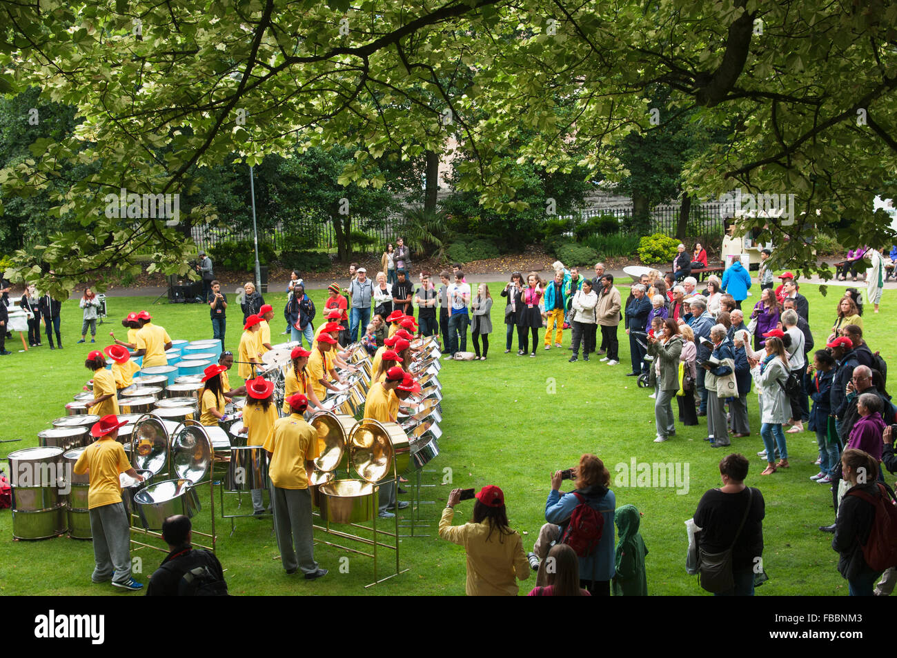 Nastro di acciaio di eseguire in unione giardini a terrazza come parte dell'Aberdeen Festival Internazionale della Gioventù. Foto Stock