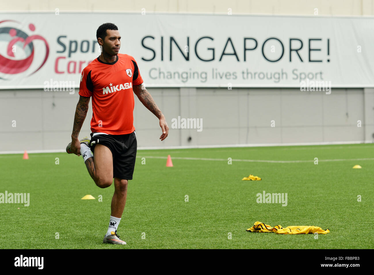 Singapore. Xiv gen, 2016. Ex Premier League inglese football player Jermaine Pennant assiste il Tampine Rovers Football Club corsi di formazione tenuti in Jalan Besar Stadium, Singapore, 14 gennaio 2016. Credito: Quindi Chih Wey/Xinhua/Alamy Live News Foto Stock