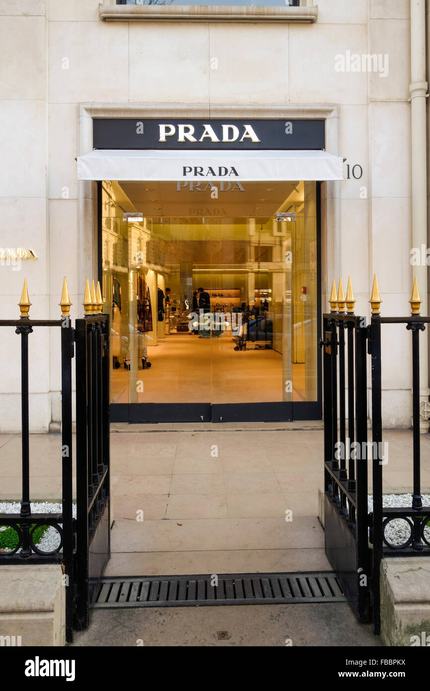 La finestra di visualizzazione di Prada , lusso italiano casa di moda, Avenue  Montaigne, Parigi, Francia Foto stock - Alamy
