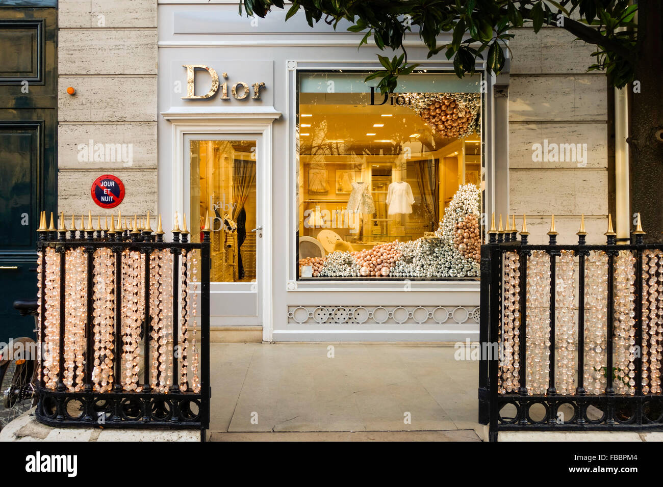 La finestra di visualizzazione di Christian Dior Baby con natale, decorazioni, Avenue Montaigne, Parigi, Francia. Foto Stock