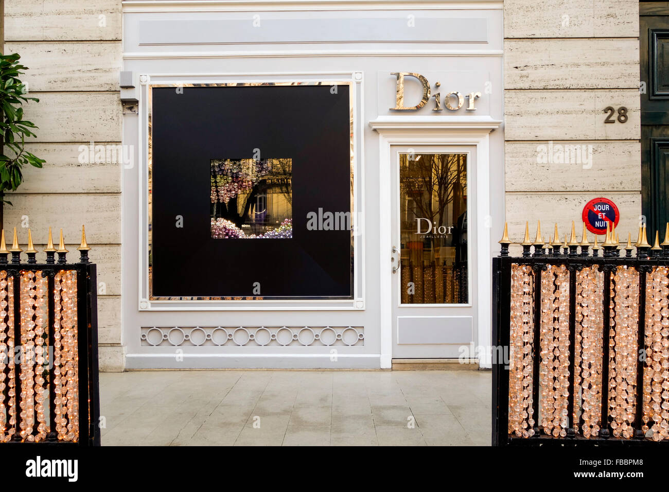 La finestra di visualizzazione di Christian Dior, designer di gioielli decorazioni, Avenue Montaigne, Parigi, Francia. Foto Stock
