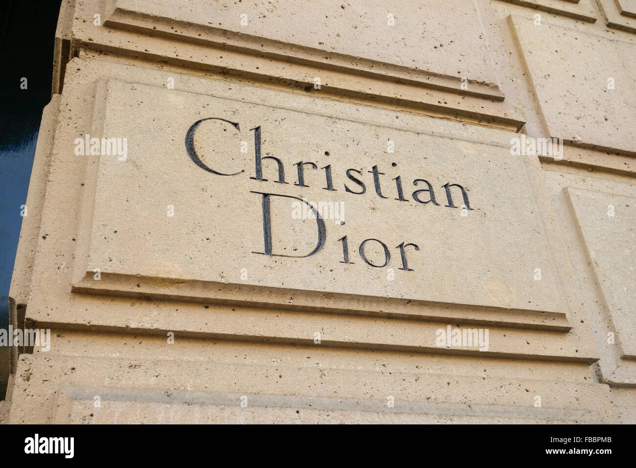 Segno Christian Dior su edificio, Avenue Montaigne, Parigi, Francia. Foto Stock