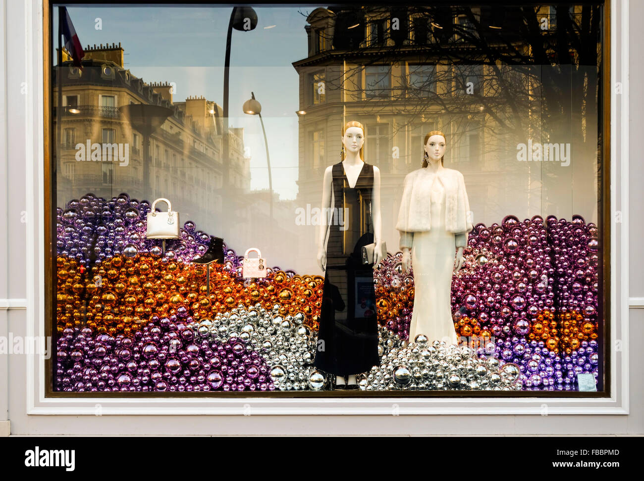 La finestra di visualizzazione di Christian Dior con natale, decorazioni, Avenue Montaigne, Parigi, Francia. Foto Stock