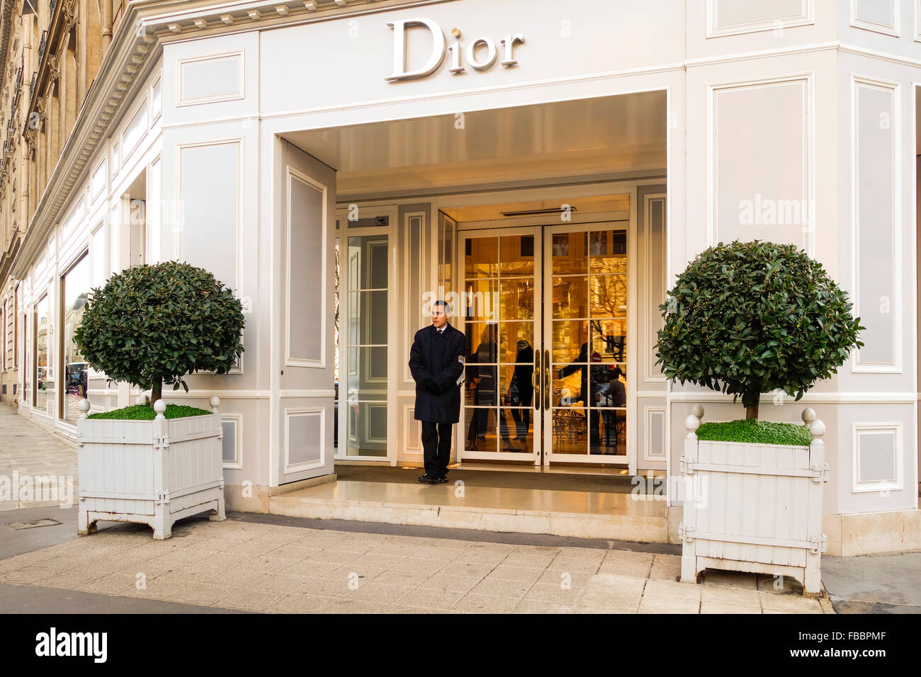 Ingresso di Christian Dior con natale, decorazioni, Avenue Montaigne, Parigi, Francia. Foto Stock