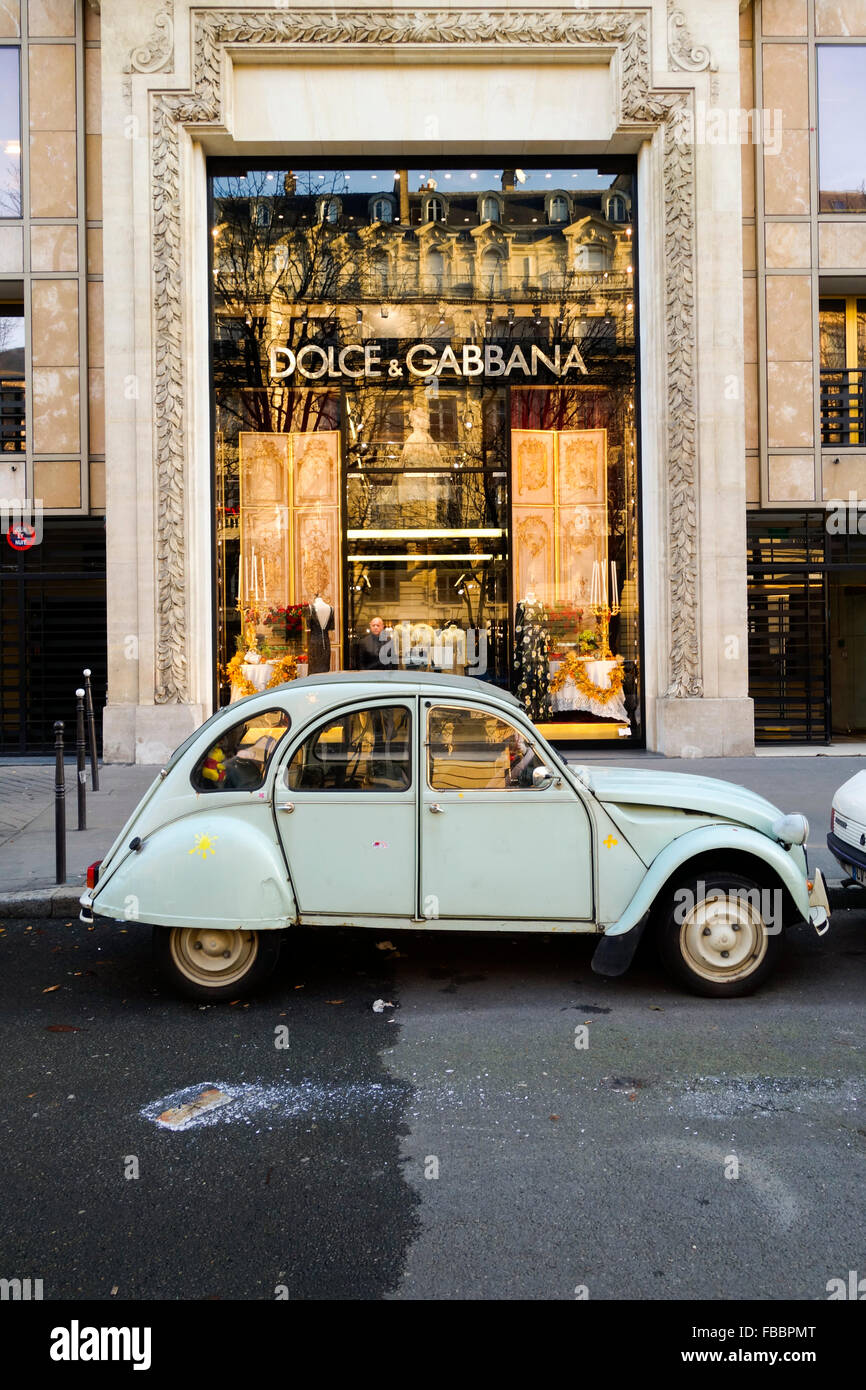 Luxury Dolce & Gabbana, della casa di moda di ingresso, con Citroën 2CV parcheggiato di fronte, Parigi, Francia. Foto Stock
