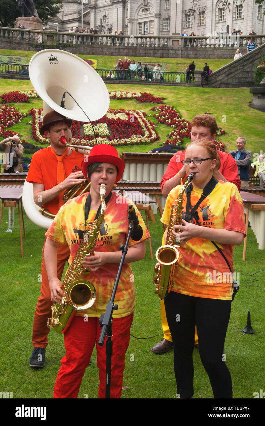 Gli artisti interpreti o esecutori in unione giardini a terrazza come parte dell'Aberdeen Festival Internazionale della Gioventù. Foto Stock