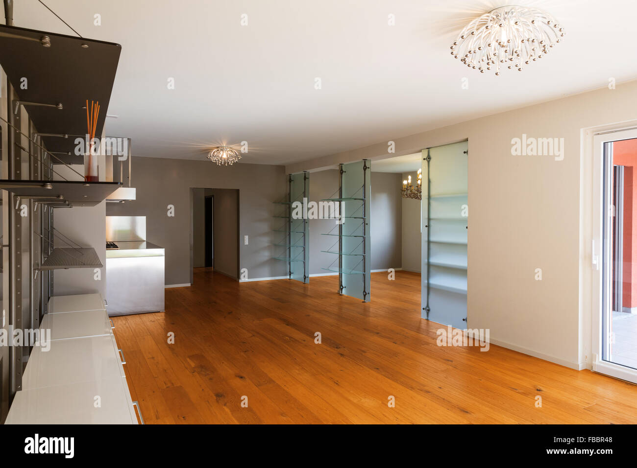 Interno dell appartamento con pavimenti in legno duro e arredi n. Foto Stock