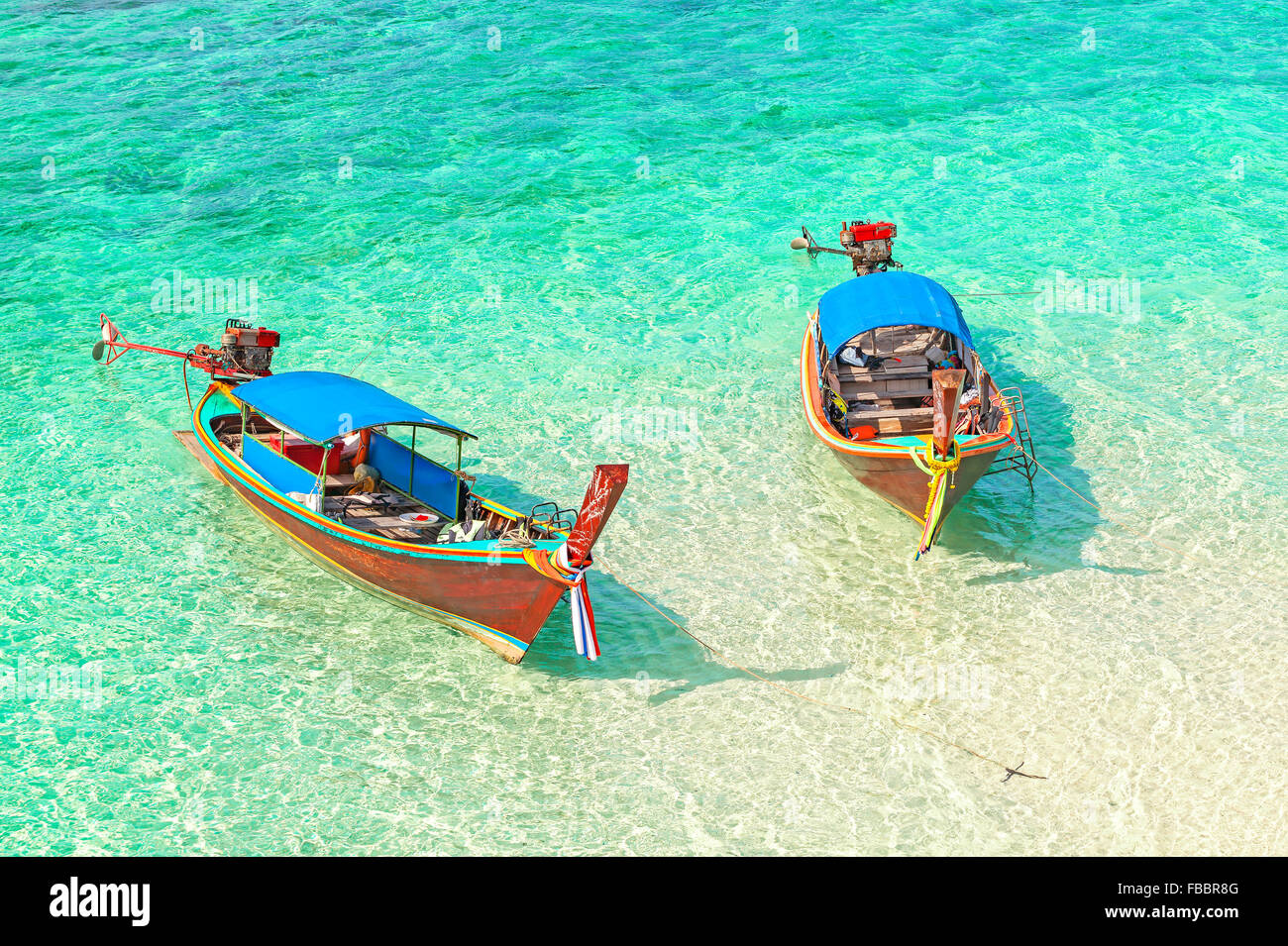 Due barche ancorate galleggianti su un fondale basso, Vacanze tropicali concetto. Foto Stock
