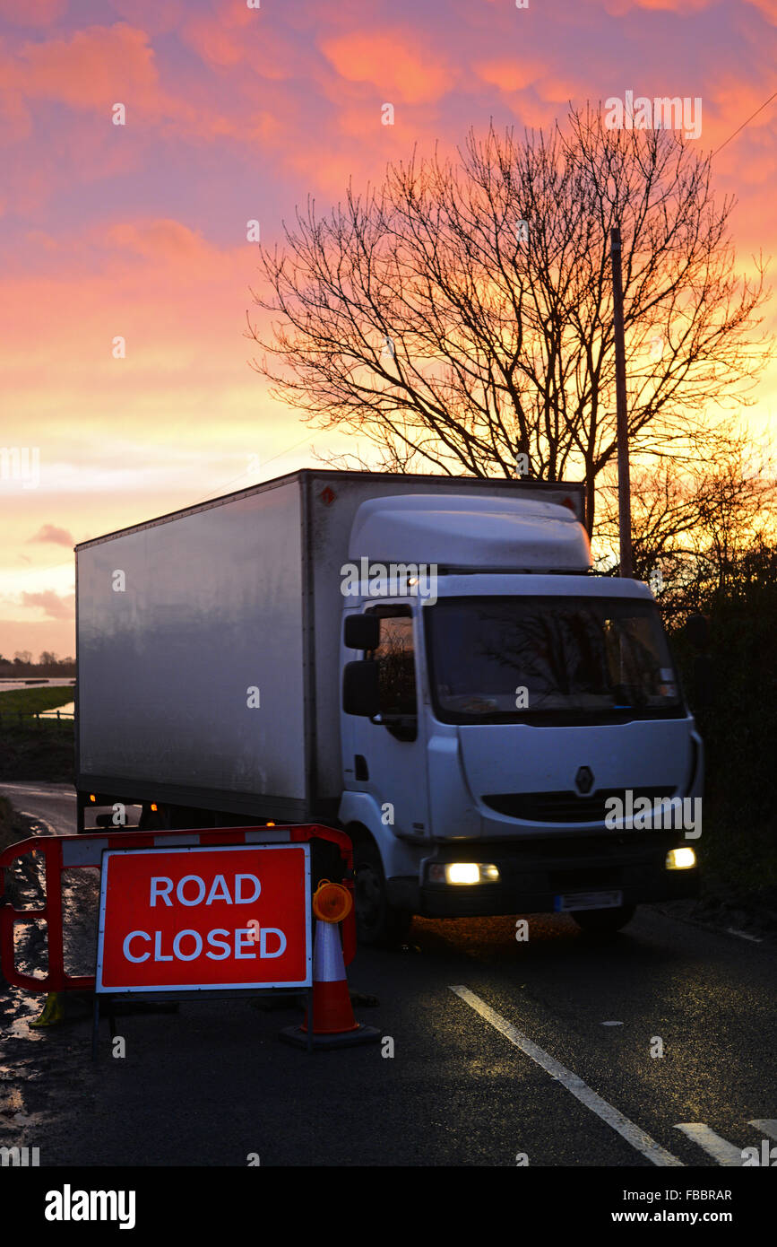 Camion Di ritorno dalla strada chiusa a causa di inondazioni a ponte Cawood dopo il fiume Ouse scoppiare le sue banche Yorkshire Regno Unito Foto Stock