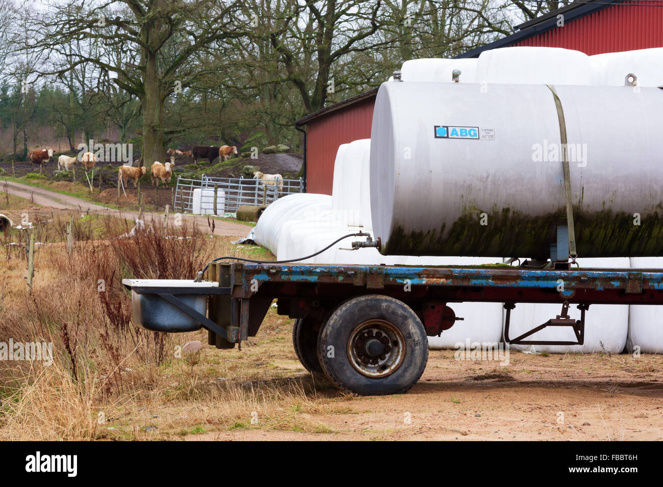 Edestad, Svezia - 12 Gennaio 2016: Il back-end di un bag acqua mobile cisterna o serbatoio. Il rimorchio è dotato di una vasca di balneazione nel re Foto Stock