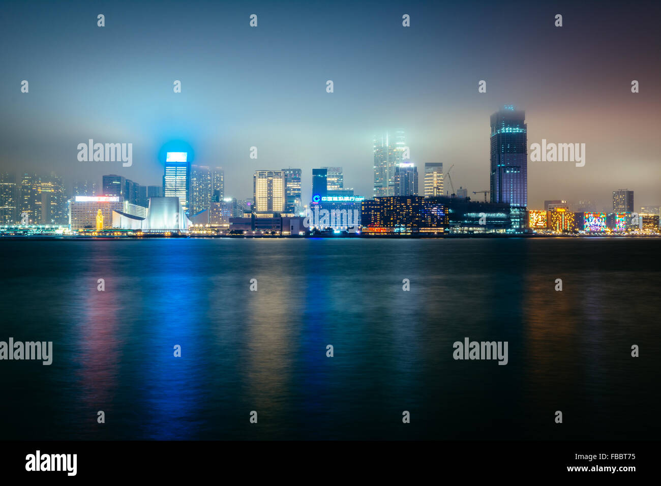 Veduta dello skyline di Tsim Sha Tsui di notte, visto dall'Expo Promenade di Hong Kong, Hong Kong. Foto Stock