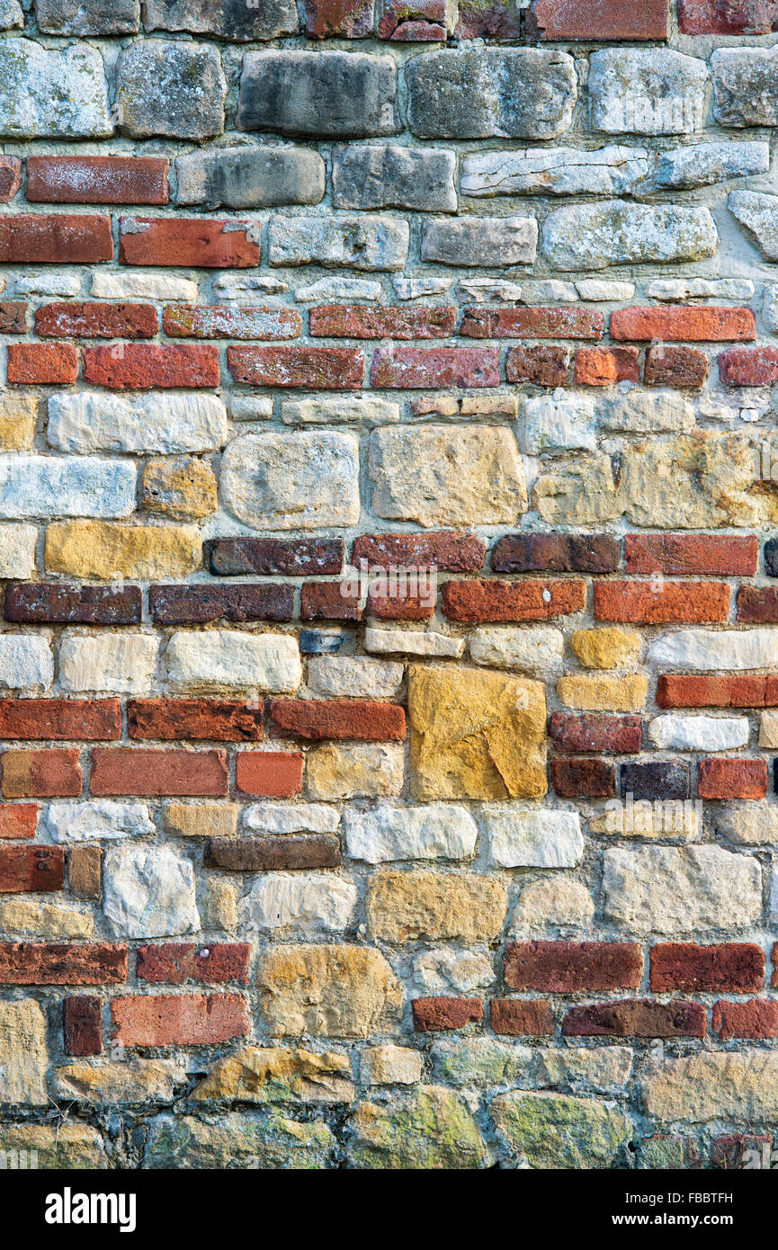 In mattoni e pietra di cotswold parete pattern texture Foto Stock