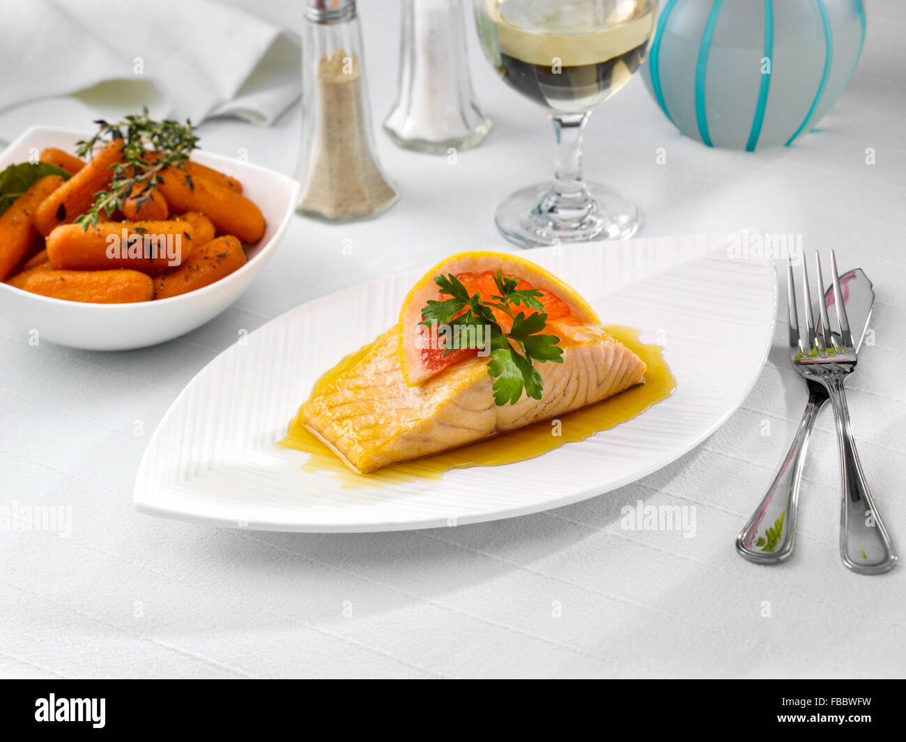 Pan disseccata salmone con succo di pompelmo fresco gastrique Foto Stock