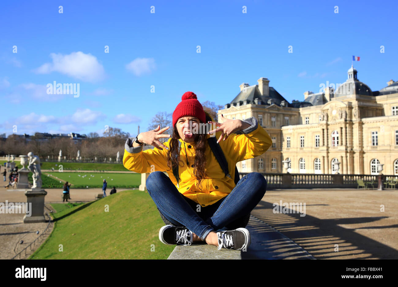 Studente ragazza divertirsi in Parigi, Francia. Foto Stock
