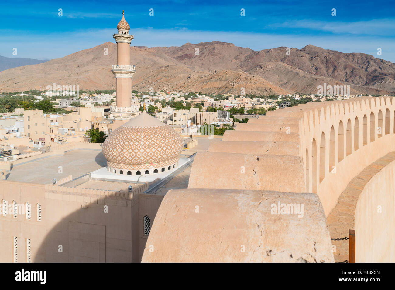 Vista della Moschea di Nizwa da Nizwa Fort in Nizwa Oman Foto Stock