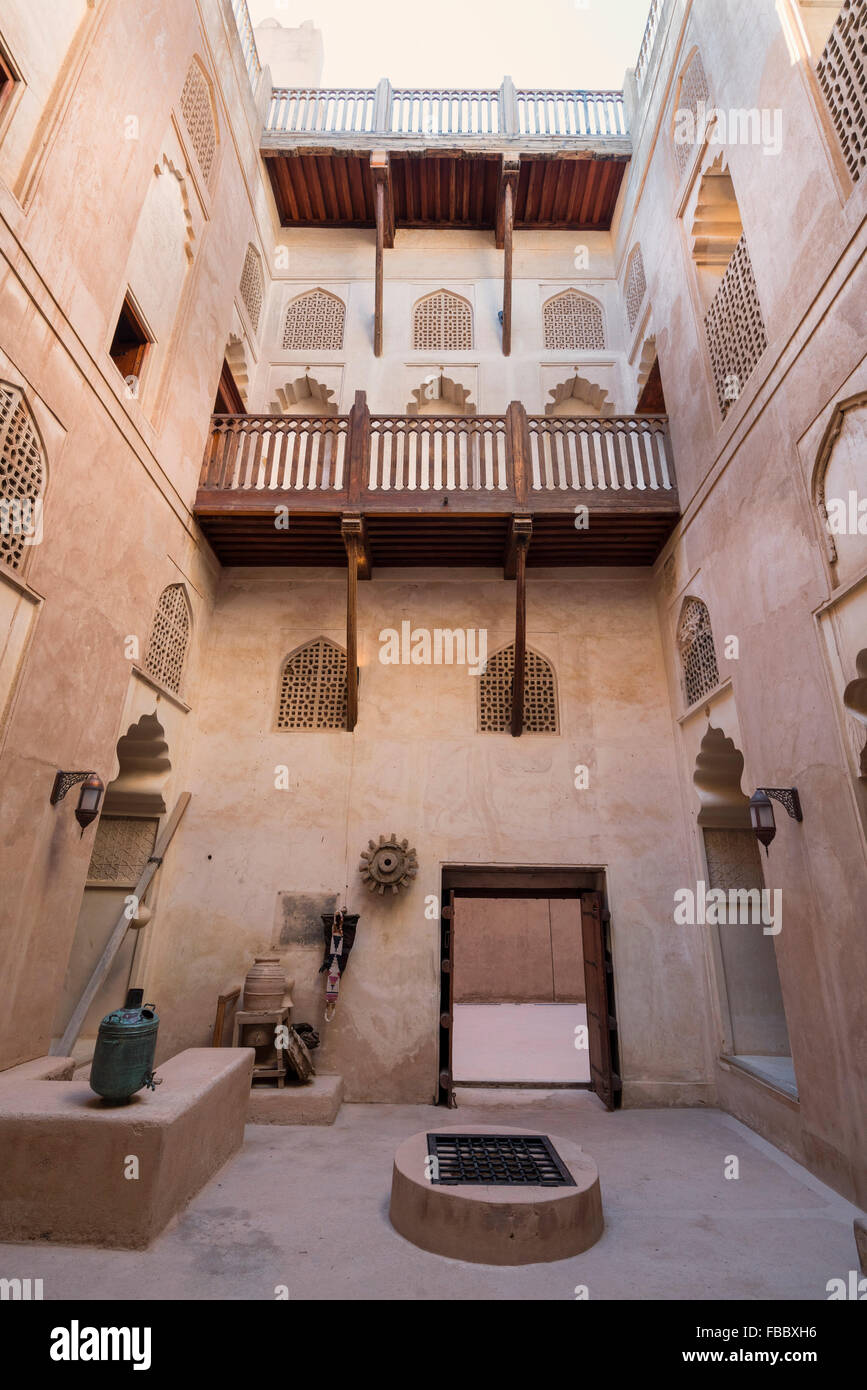 Interno del cortile presso il Forte Jabrin in Oman Foto Stock