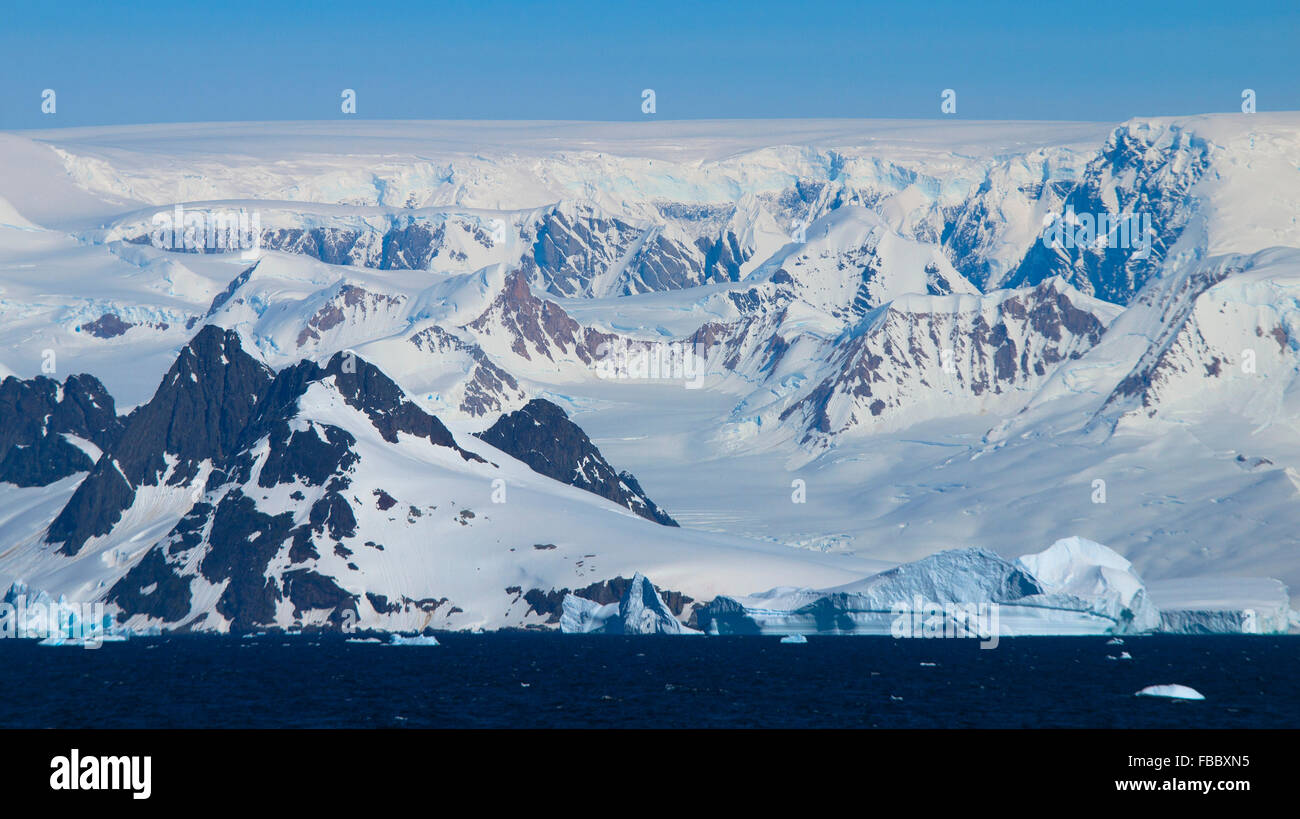 Iceberg ghiacciai e montagne, Penisola Antartica Foto Stock