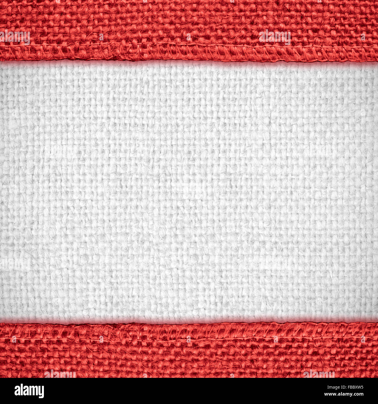 Biancheria da letto bianca texture con margini rosso o tessuto di sfondo in tela Foto Stock