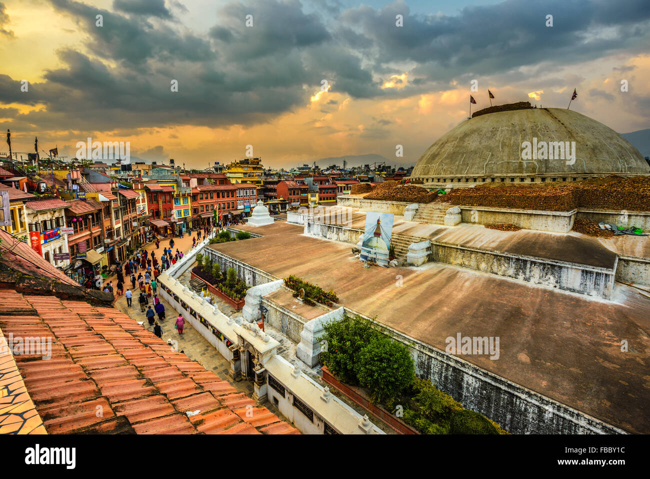 Ourists e popolo nepalese attorno Stupa Boudhanath, uno dei più grandi stupa antiche nel mondo. Foto Stock