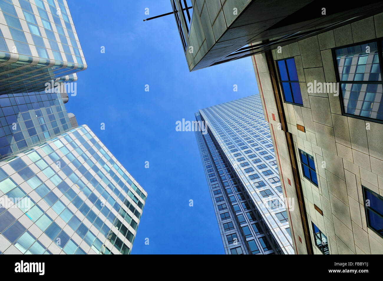 Grattacieli di Canary Wharf, Londra, con cielo blu Foto Stock
