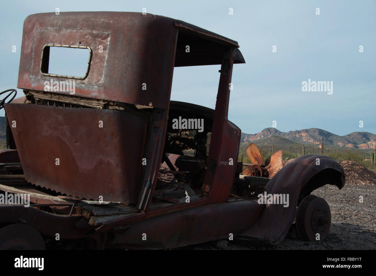 Vintage abbandonato arrugginita carrello nel deserto dell'Arizona Foto Stock