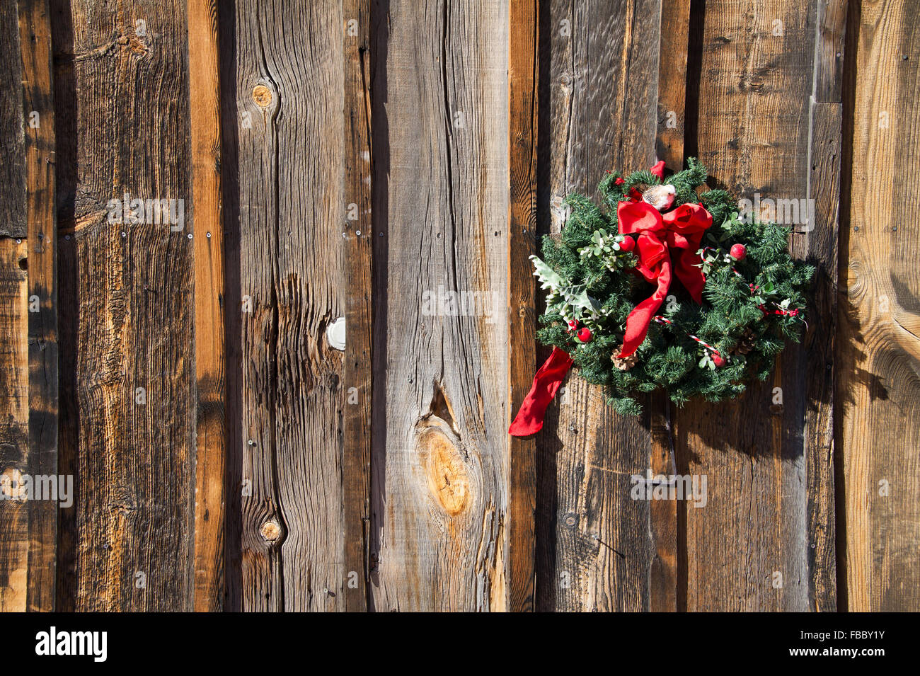 Ghirlanda di Natale su un vecchio fienile in legno Foto Stock