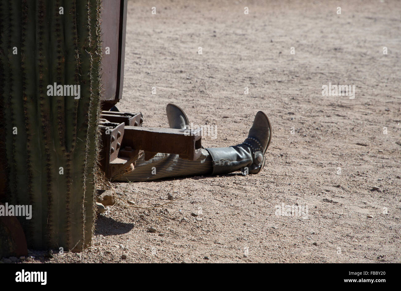 Un manichino con stivali da cowboy nel deserto Foto Stock