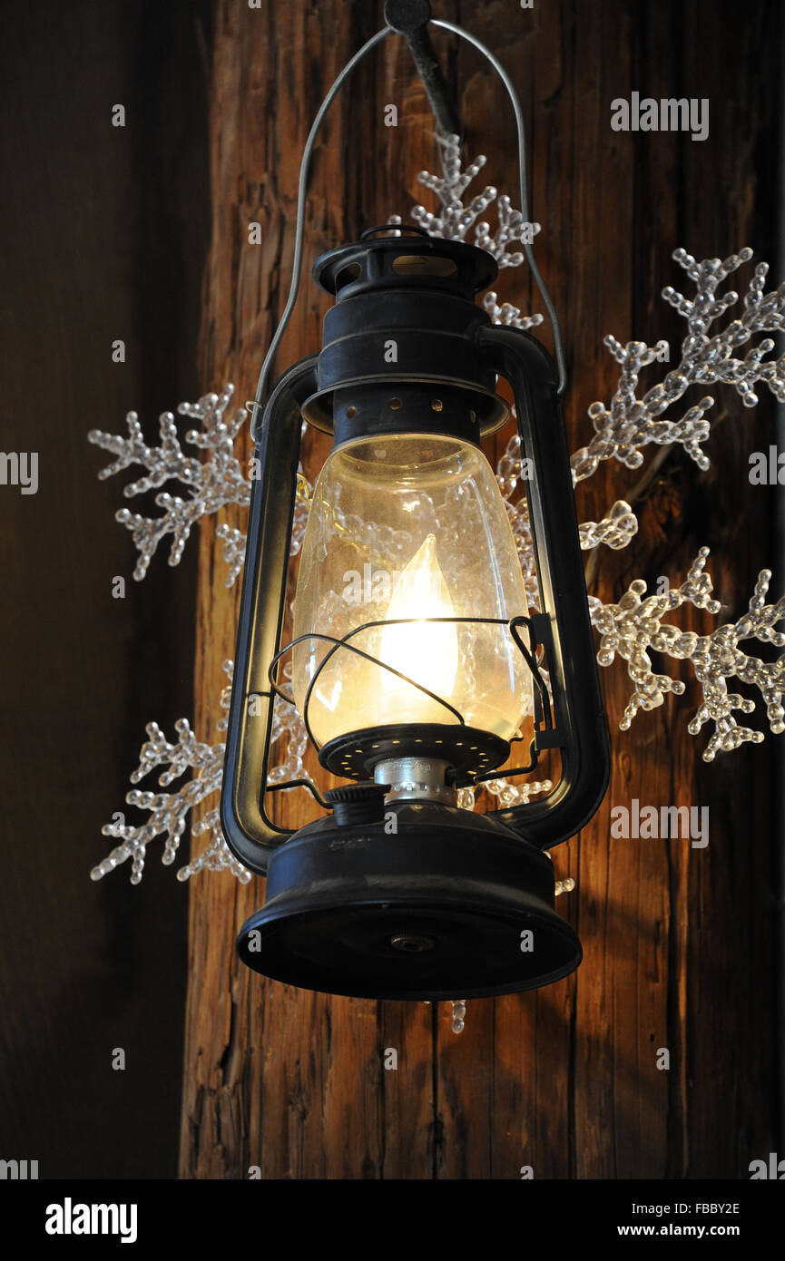 Lanterna vintage decorativo con il simbolo del fiocco di neve dietro di esso utilizzato in un granaio per illuminazione Foto Stock