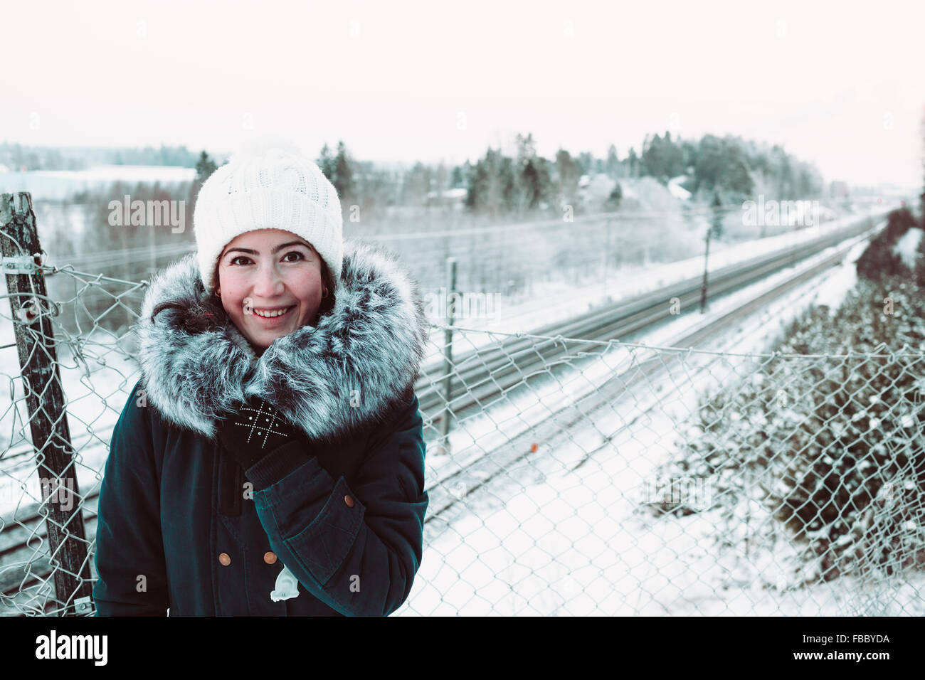 Bella ragazza sorridente in un cappello bianco Foto Stock