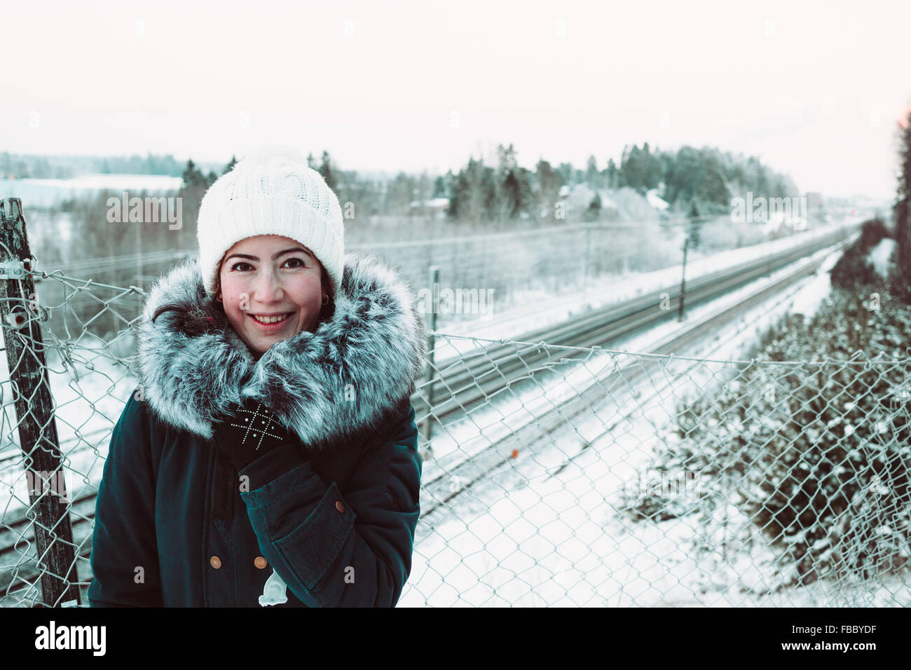 Bella ragazza sorridente in un cappello bianco Foto Stock