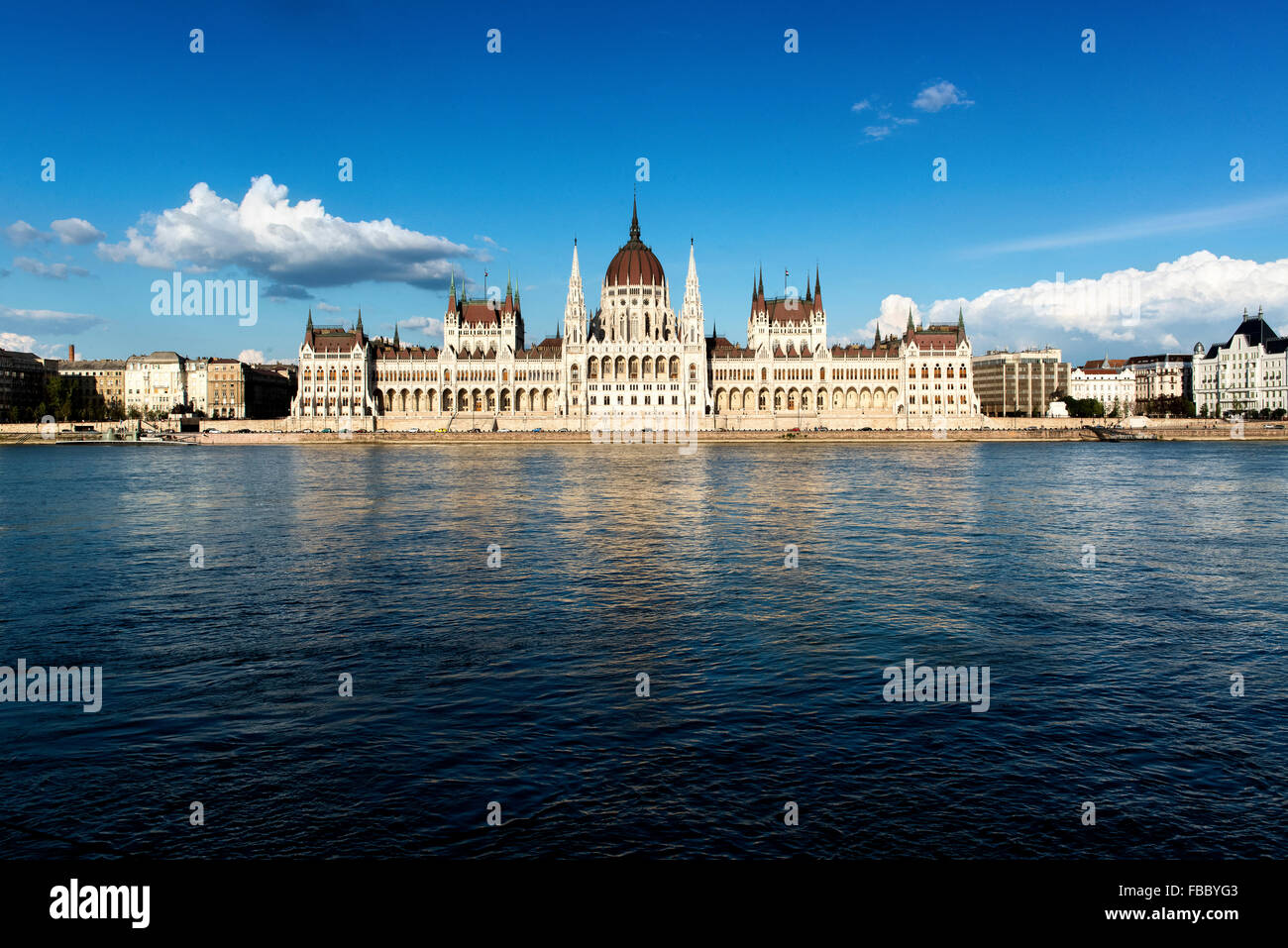 Gli edifici del Parlamento europeo, Budapest, Ungheria agli edifici del Parlamento sul Danubio a Budapest, Ungheria. Foto Stock