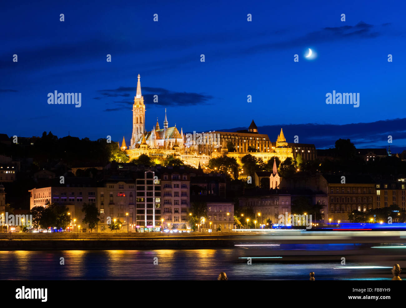 Matyas Chiesa, il quartiere del Castello, Budapest, Ungheria, Fishermans Bastion, Hilton Hotel, crepuscolo, il fiume Danubio, Foto Stock