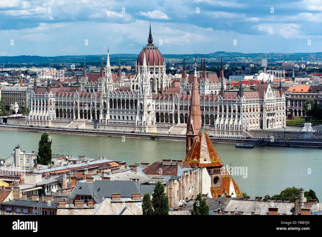 Gli edifici del Parlamento, il fiume Danubio, Budapest, Ungheria Gotico e la Chiesa calvinista Foto Stock