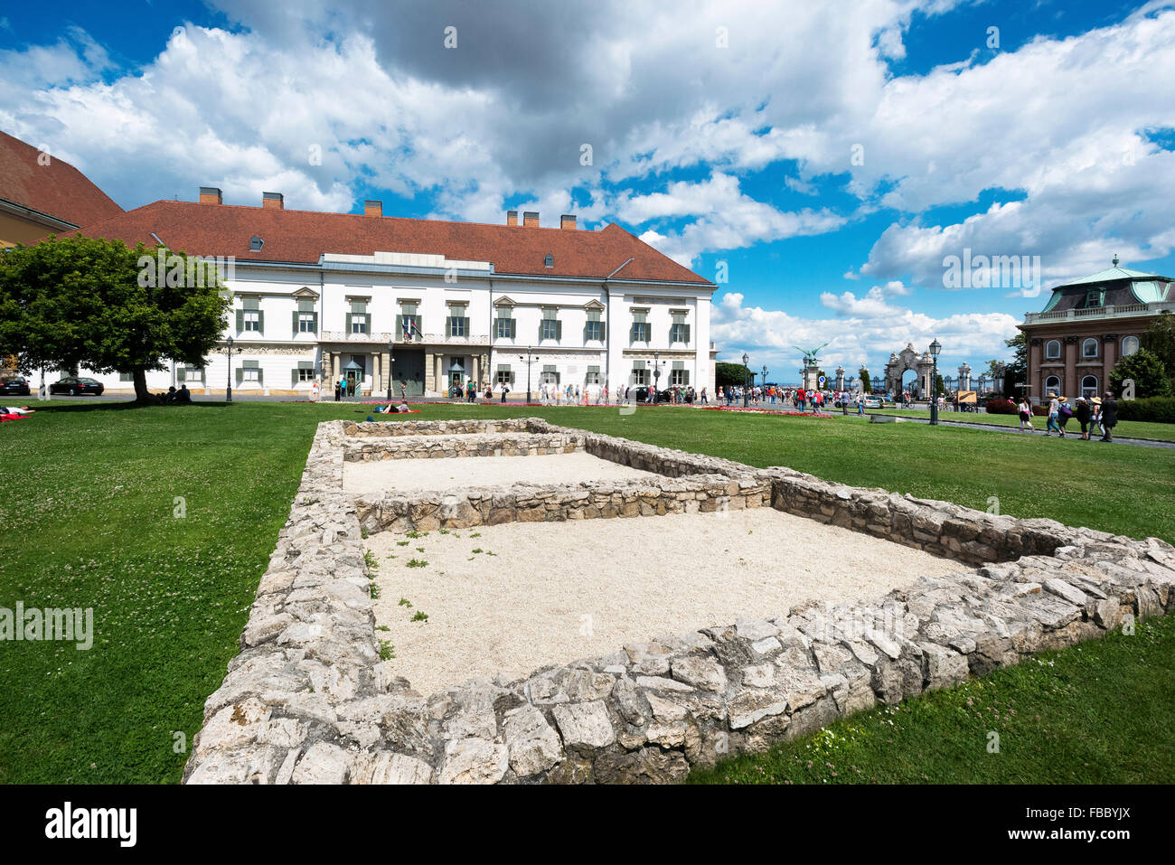 Il Palazzo Reale, il Museo Nazionale e il quartiere del Castello, Budapest, Ungheria Turul uccello, Foto Stock