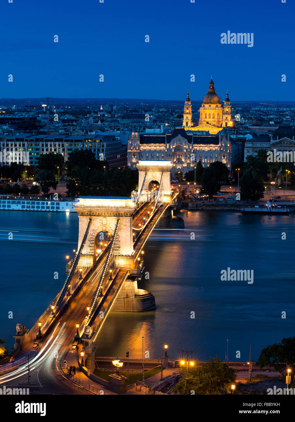 Ponte delle catene di Szechenyi, Gresham Palace, St. Stephens Bascilica, Il Palazzo Reale e il museo nazionale, Budapest, Ungheria Danubio Foto Stock