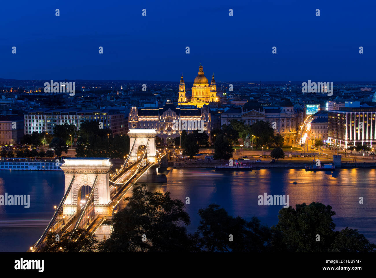 Ponte delle catene di Szechenyi, Gresham Palace, St. Stephens Bascilica, Il Palazzo Reale e il museo nazionale, Budapest, Ungheria Danubio Foto Stock