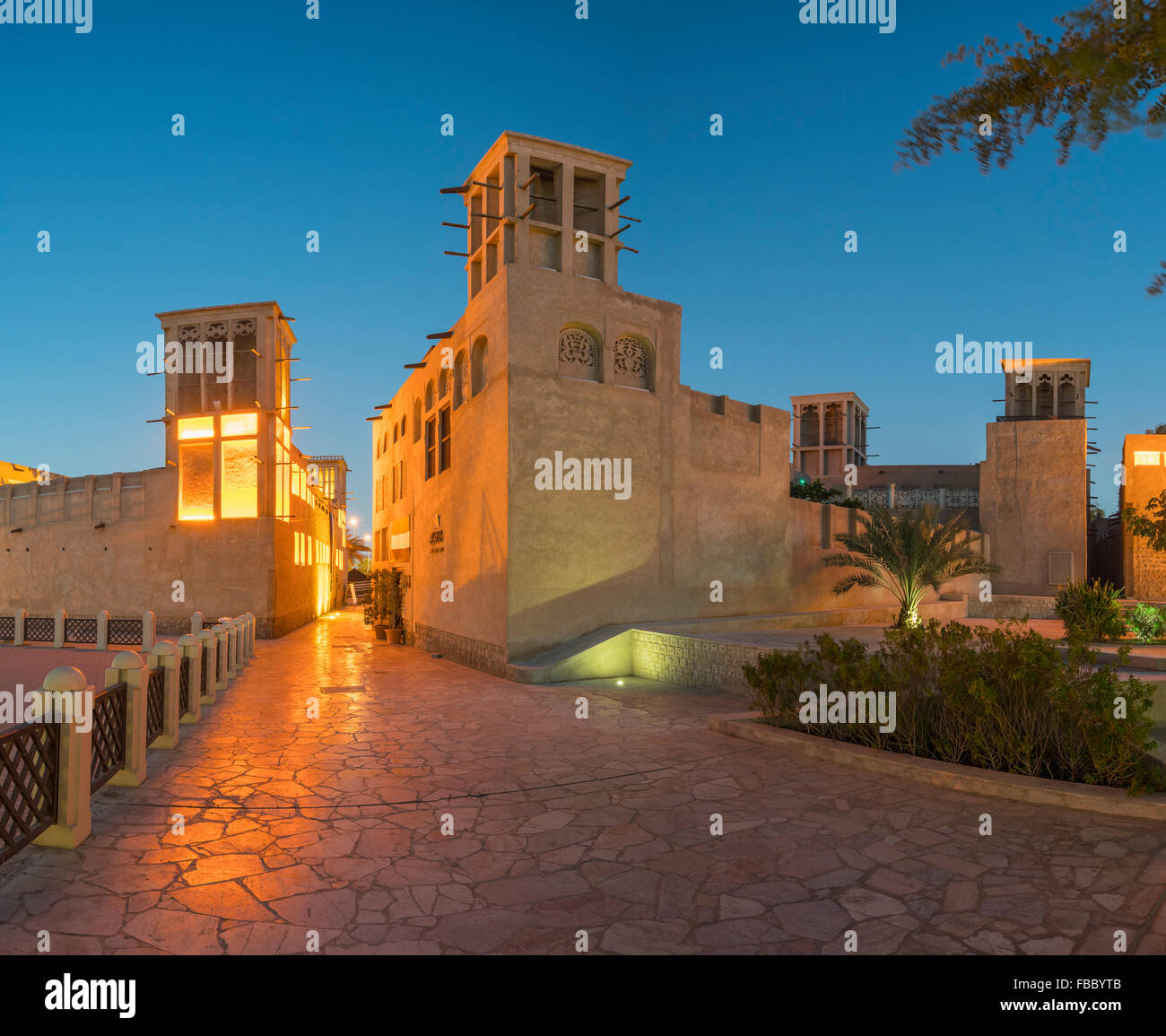 Vista serale di vecchi edifici di Bastakiya in Al Fahidi patrimonio tradizionale area in Dubai Emirati Arabi Uniti Foto Stock