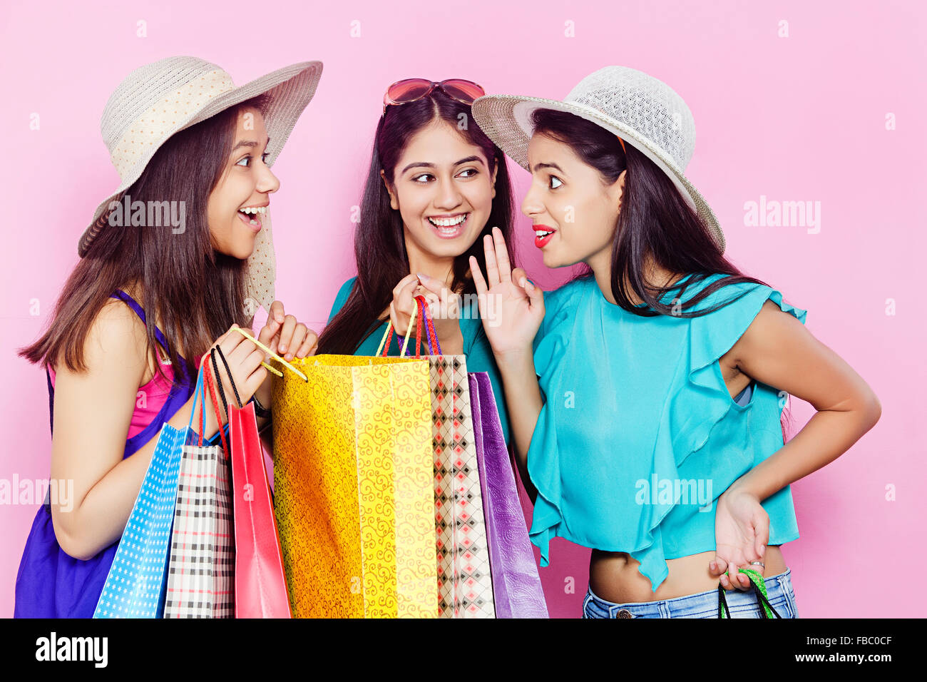 3 giovani indiani Womans amici shopping bag Peeking Foto Stock
