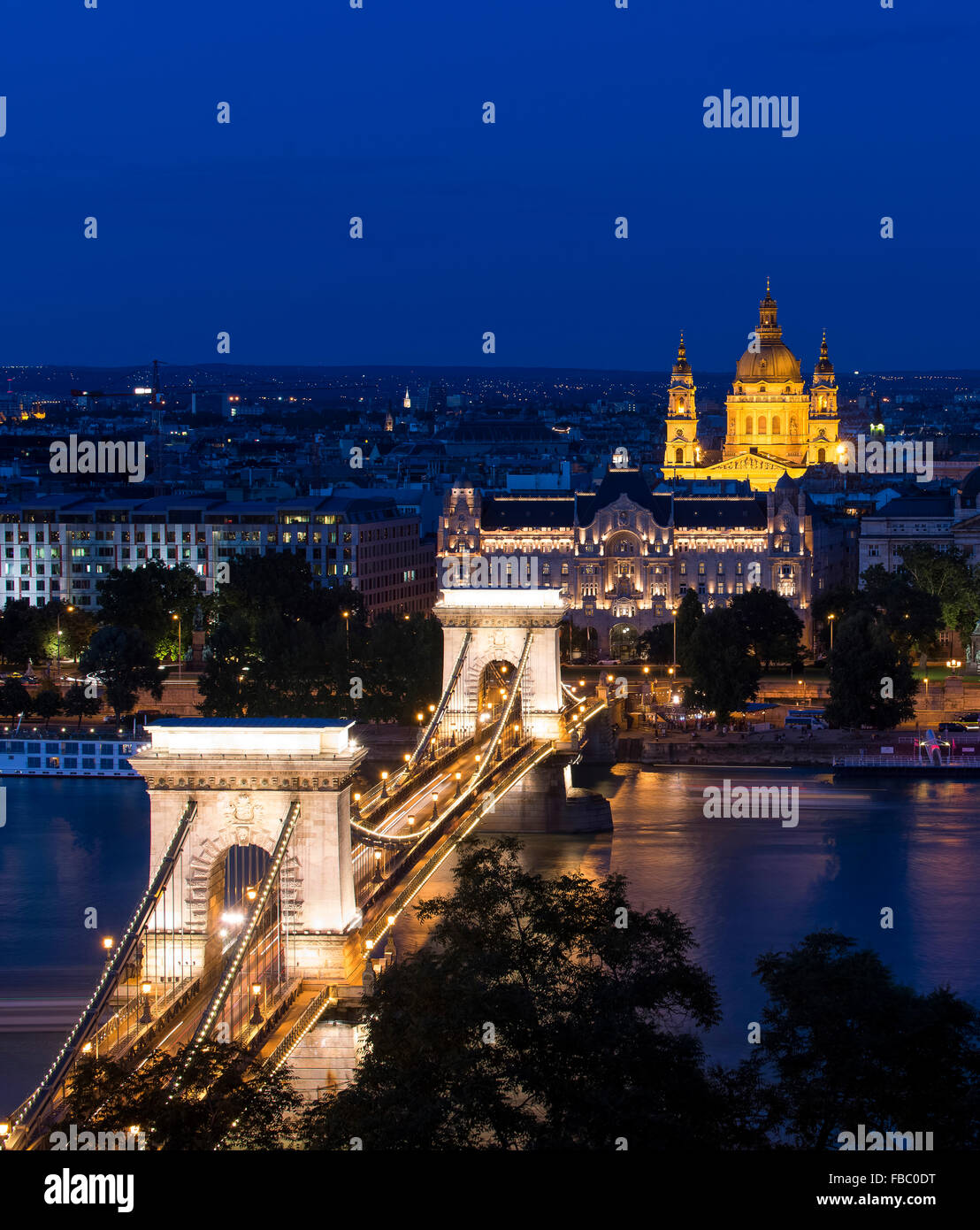 Ponte delle catene di Szechenyi, Gresham Palace, St. Stephens Bascilica, Il Palazzo Reale e il museo nazionale, Budapest, Ungheria Danubio Foto Stock